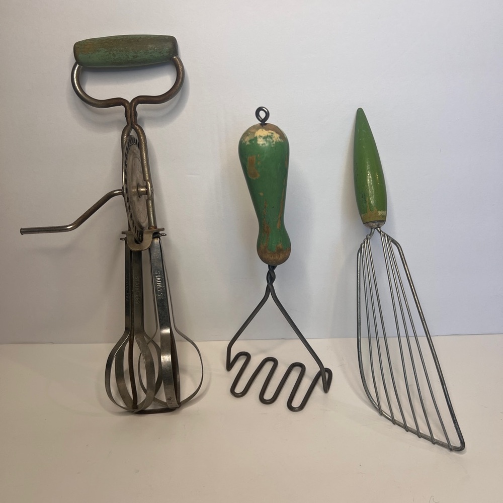 VINTAGE LOT OF GREEN HANDLED KITCHEN UTENSILS-MASHER “FISH” SPATULA & BEATERS
